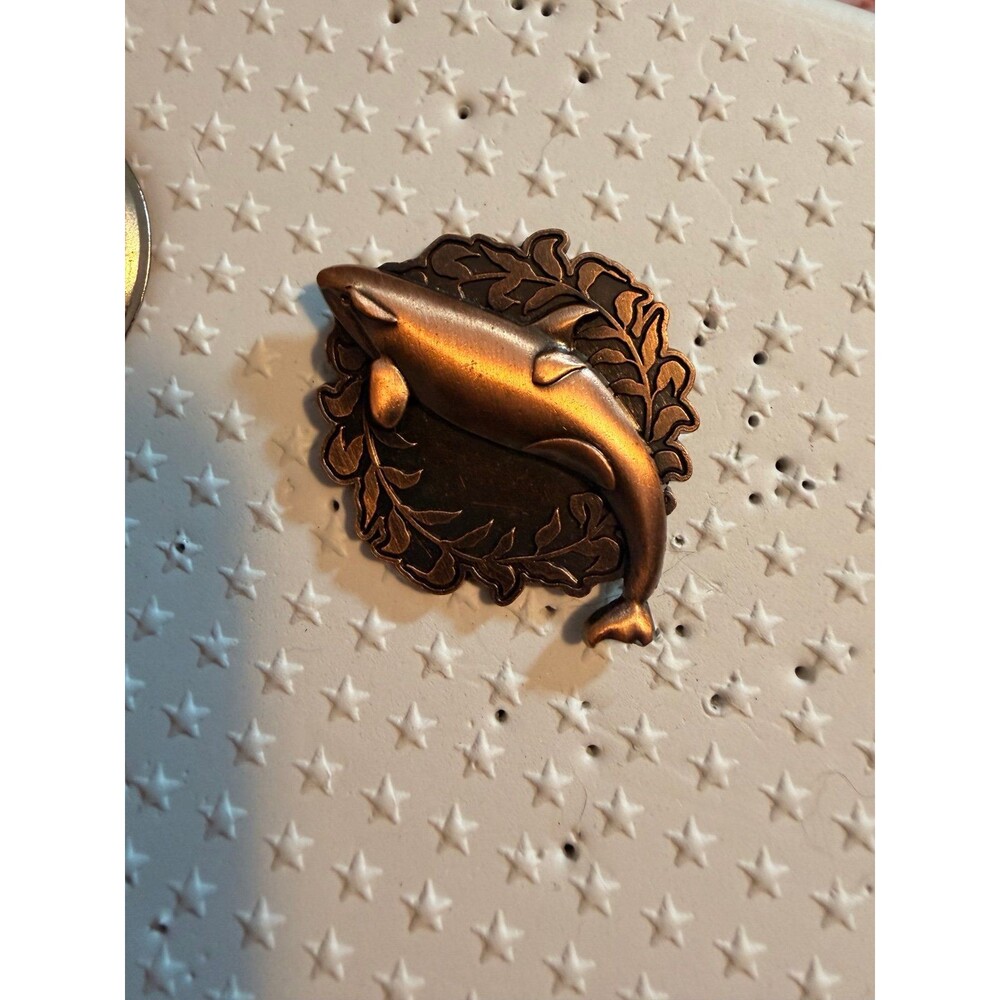 Busch gardens sea world sesame street sesame place Disney pin lapel whale